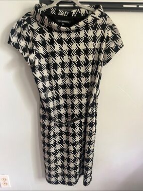 Jones Wear Black and Tan Houndstooth Midi Dress